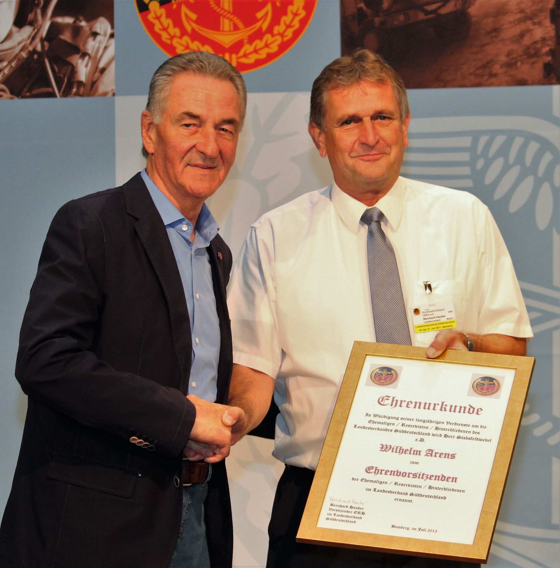 Willi Ahrens wird von OStFw a.D. Bernhard Hauber zum Ehrenvorsitzenden ERH im Landesverband Süddeutschland ernannt Foto: DBwV/Kaminsky