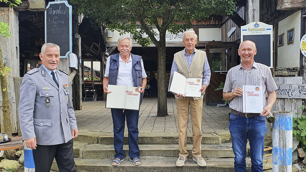 Bezirksvorsitzender Hauptmann Roland Ehrenberger mit Vorsitzendem Ludwig Birngruber, Manfred Reimer und Gerd Moritz. Foto: sKERH Neuburg/Donau