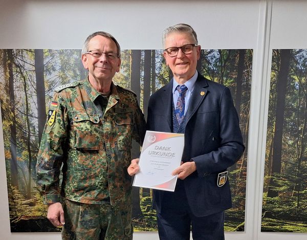 Bezirksvorsitzender Harald Lott erinnerte mit der Übergabe einer Urkunde an Vorsitzenden Stabsfeldwebel a.D. Erwin Vohrer an das 30-jährige Jubiläum der Kameradschaft.  Foto: Winfried Riedinger 