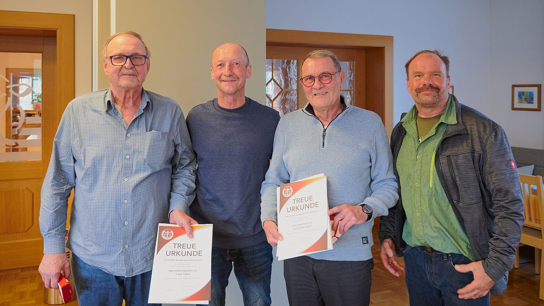 Für 50 Jahre treue Mitgliedschaft erhielten Oberstabsfeldwebel a.D. Frank Tobler (links) und Oberstleutnant a.D. Helmut Bauregger die Treueurkunden. Foto: IK