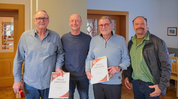 Für 50 Jahre treue Mitgliedschaft erhielten Oberstabsfeldwebel a.D. Frank Tobler (links) und Oberstleutnant a.D. Helmut Bauregger die Treueurkunden. Foto: IK