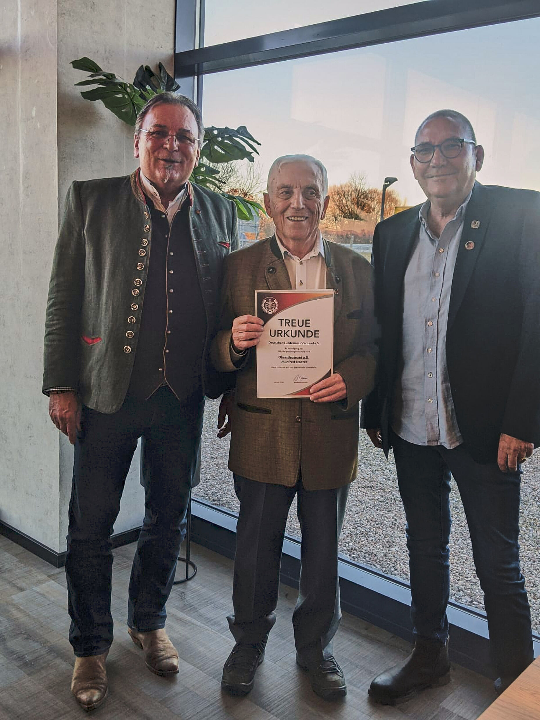 Franz Jung (v.l.) mit Oberstleutnant a.D. Manfred Stadter nach dessen Auszeichnung für 60-jährige Mitgliedschaft und KERH-Vorsitzender Henning Runge. Foto: HR