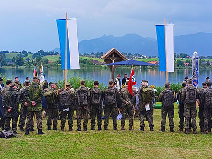 Zum Veteranentag brachte ein Gottesdienst am Riegsee Soldaten, Veteranen und die Bürgermeister des Blauen Landes zusammen. Foto: Jürgen Schreier