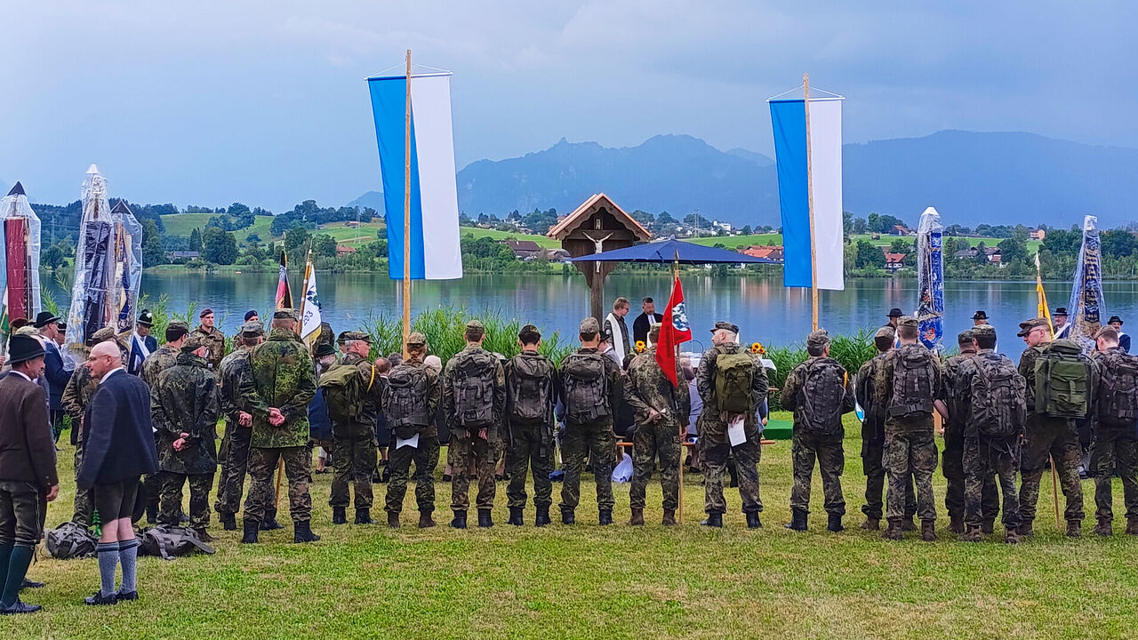 Zum Veteranentag brachte ein Gottesdienst am Riegsee Soldaten, Veteranen und die Bürgermeister des Blauen Landes zusammen. Foto: Jürgen Schreier