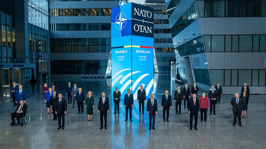 Es darf bei keinem Gipfel fehlen: Das offizielle Gruppenbild mit den politischen Führern des transatlantischen Bündnisses. Foto: Nato