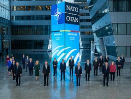 Es darf bei keinem Gipfel fehlen: Das offizielle Gruppenbild mit den politischen Führern des transatlantischen Bündnisses. Foto: Nato