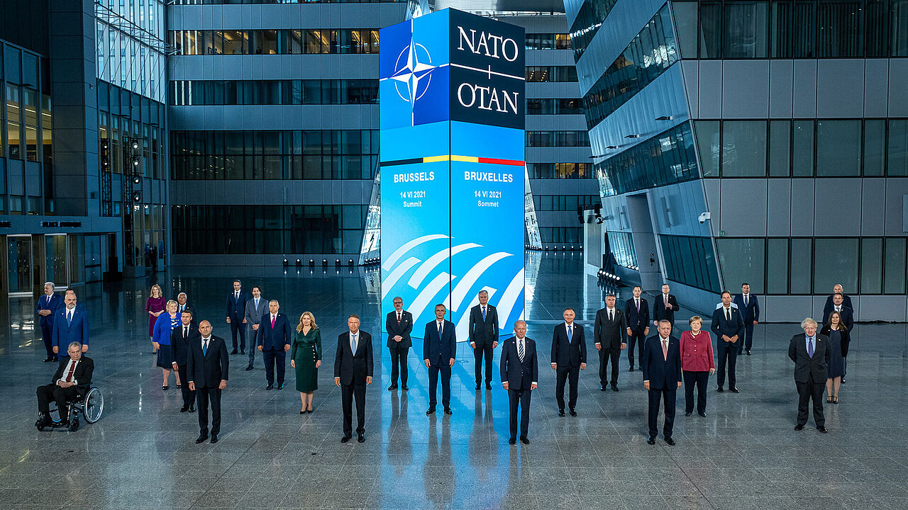 Es darf bei keinem Gipfel fehlen: Das offizielle Gruppenbild mit den politischen Führern des transatlantischen Bündnisses. Foto: Nato
