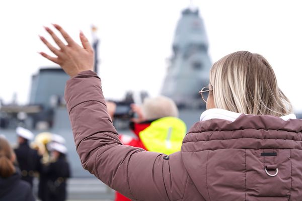 In Wilhelmshaven hieß es Abschied nehmen für die Angehörigen der Besatzung der Fregatte Hessen. Foto: Bundeswehr/Kelm