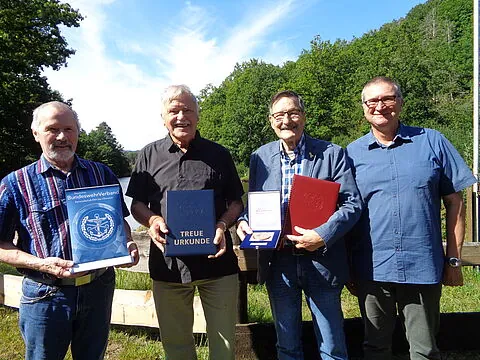 Eine gute Gelegenheit für Mitgliederehrungen bot das Sommer-Picknick der Ehemaligen in Idar-Oberstein: (von links) Stv. Vorsitzender Manfred Nieland,  Jubilar Wolfgang Rose mit der Treueurkunde für 60 jährige Mitgliedschaft , Peter Naumann mit der DBwV-Verbandsplakette und KERH Vorsitzender Michael Hochmuth. Foto: KERH Idar-Oberstein 