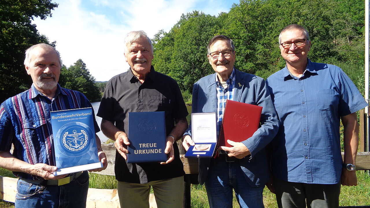Eine gute Gelegenheit für Mitgliederehrungen bot das Sommer-Picknick der Ehemaligen in Idar-Oberstein: (von links) Stv. Vorsitzender Manfred Nieland,  Jubilar Wolfgang Rose mit der Treueurkunde für 60 jährige Mitgliedschaft , Peter Naumann mit der DBwV-Verbandsplakette und KERH Vorsitzender Michael Hochmuth. Foto: KERH Idar-Oberstein 