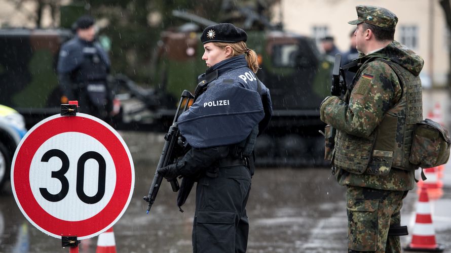 Proben wieder die Zusammenarbeit: Polizei und Bundeswehr (Archivbild)