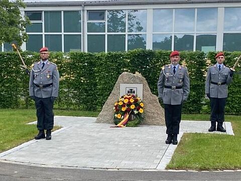 Bei einmem feierlichen Appell wurde an Major Jörn Radloff erinnert. Foto: Bundeswehr
