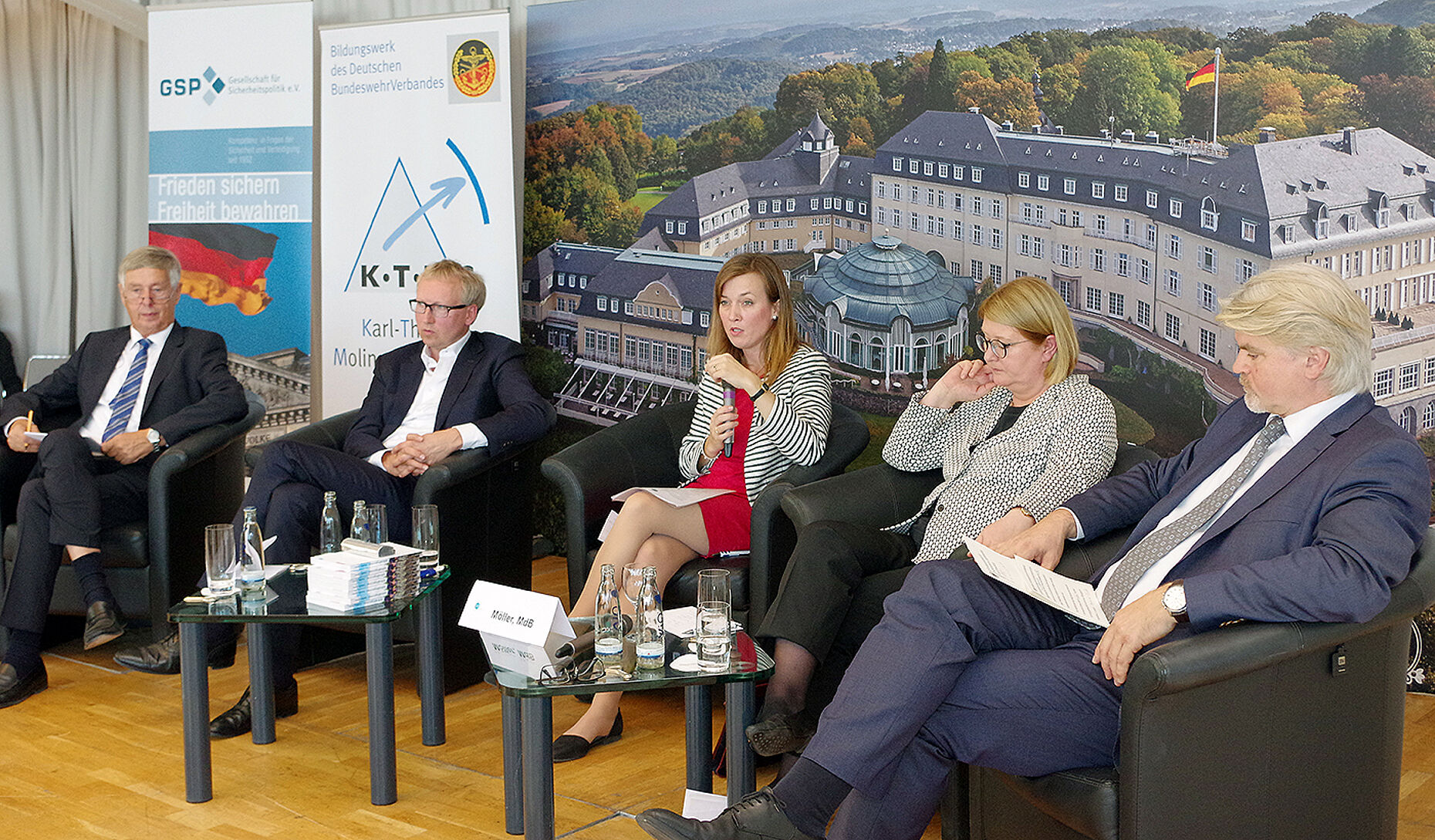 Die Wissenschaftler und Politiker in der ersten Diskussionsrunde sprachen über die immer komplexeren sicherheitspolitischen Herausforderungen. Foto: DBwV/ Frank Henning