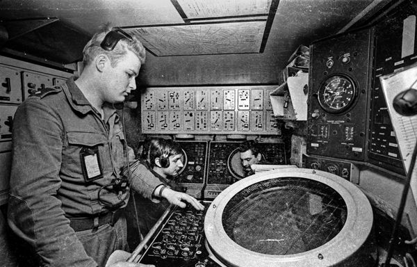 Eine Einheit der Bundesluftwaffe, ausgerüstet mit Flugabwehrraketen des Typs „Hawk“ in der Nähe von Delmenhorst in den 1970er Jahren. Ein Soldat kontrolliert am Radarschirm im AN/TSW-11 Battery Control Central (Feuerleitstand) der Batterie die Flugbewegungen. Foto: SZ-Foto