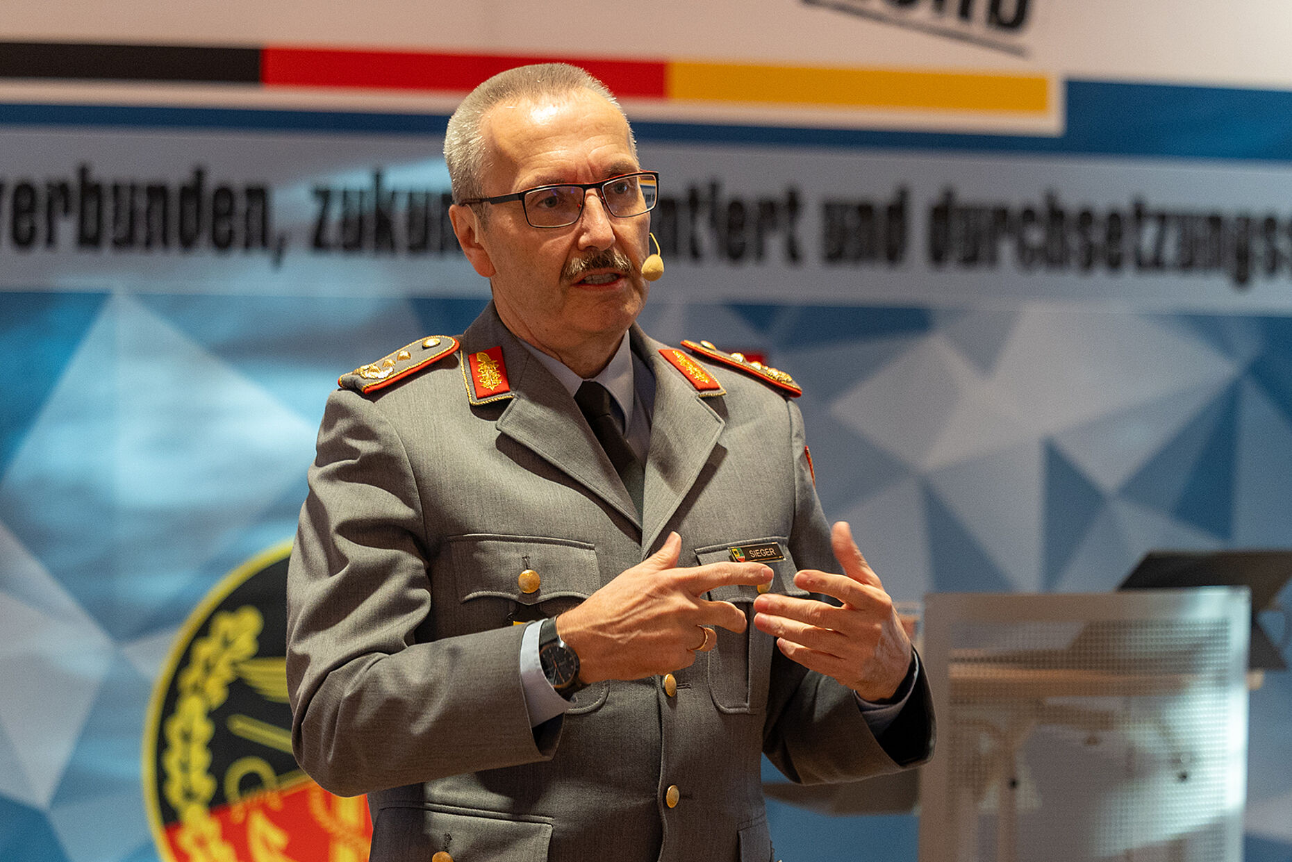 Generalleutnant Robert Sieger, Präsident des BAPersBw. Foto: DBwV/Yann Bombeke