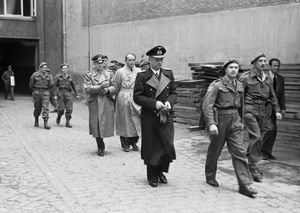 Das Ende der „Flensburger Regierung“: Großadmiral Karl Dönitz, Generaloberst Alfred Jodl und Albert Speer werden in Flensburg durch britische Soldaten verhaftet. Foto: Imperial War Museum