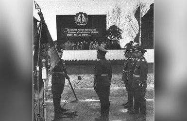 Verleihung der Truppenfahne in den 1960er Jahren. Foto: Klaus Schöne