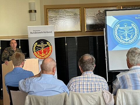 Bildunterschrift: Zahlreiche Besucher kamen beim Tag der offenen Tür zum Stand des Deutschen BundeswehrVerbandes, um sich über die Arbeit und das Leistungsspektrum zu informieren. Foto: Holger Koch