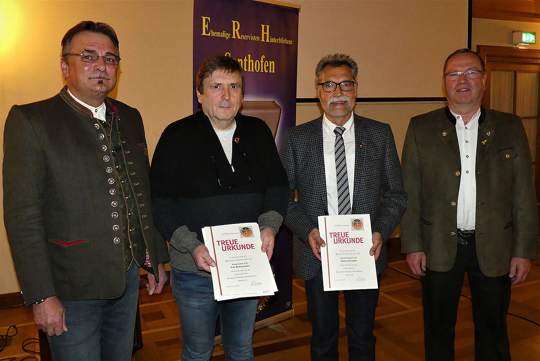 Bezirksvorsitzender Jung mit den für 40-jährige Mitgliedschaft geehrten Kameraden Hauptmann a.D. Udo Kaltenmaier und Oberstleutnant a.D. Andreas Lempke sowie dem Vorsitzenden der Kameradschaft Veit. Foto: DBwV