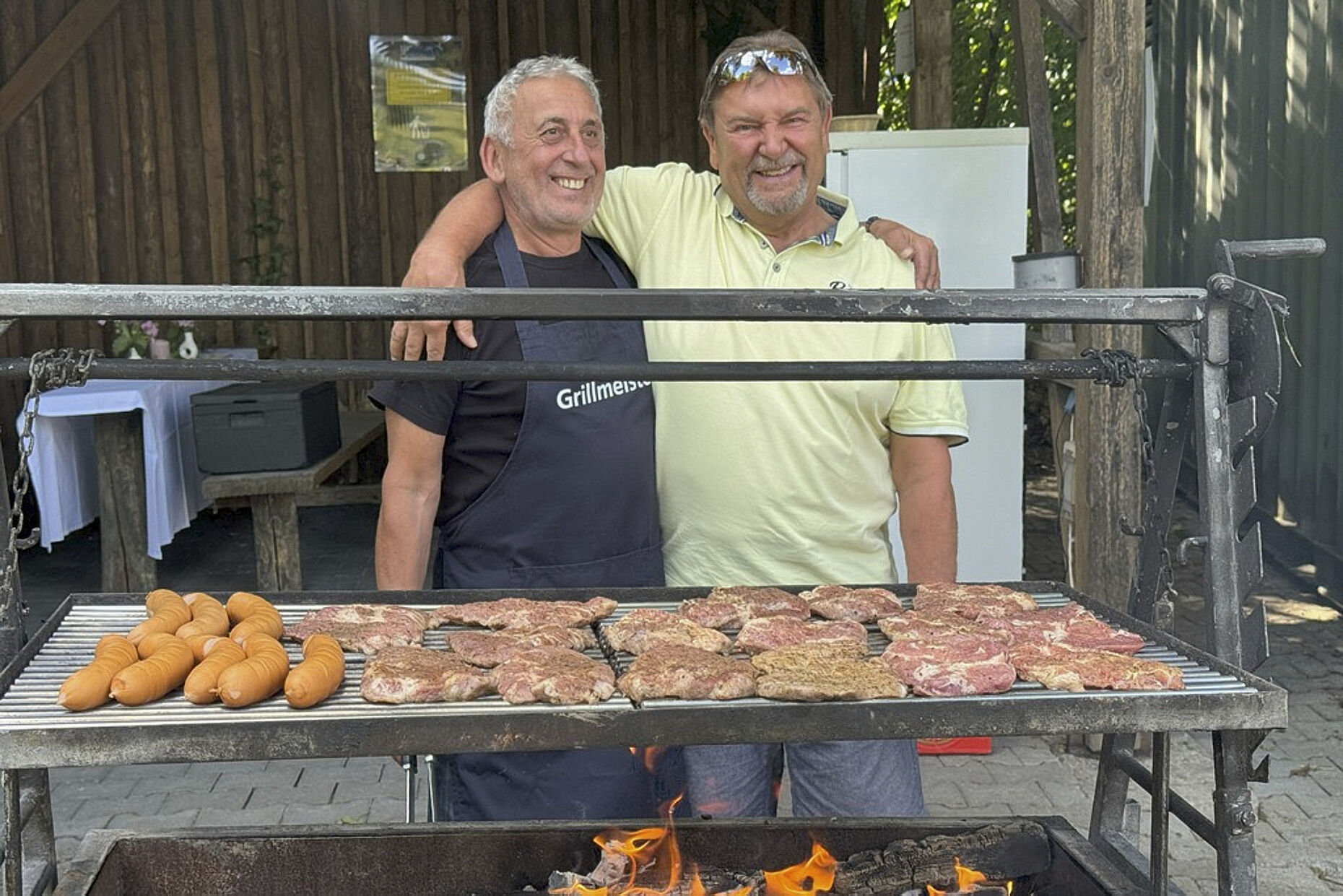 Organisator Stabsfeldwebel a.D. Yervant Sarioglu (links) übernahm persönlich den Grill. Foto: li