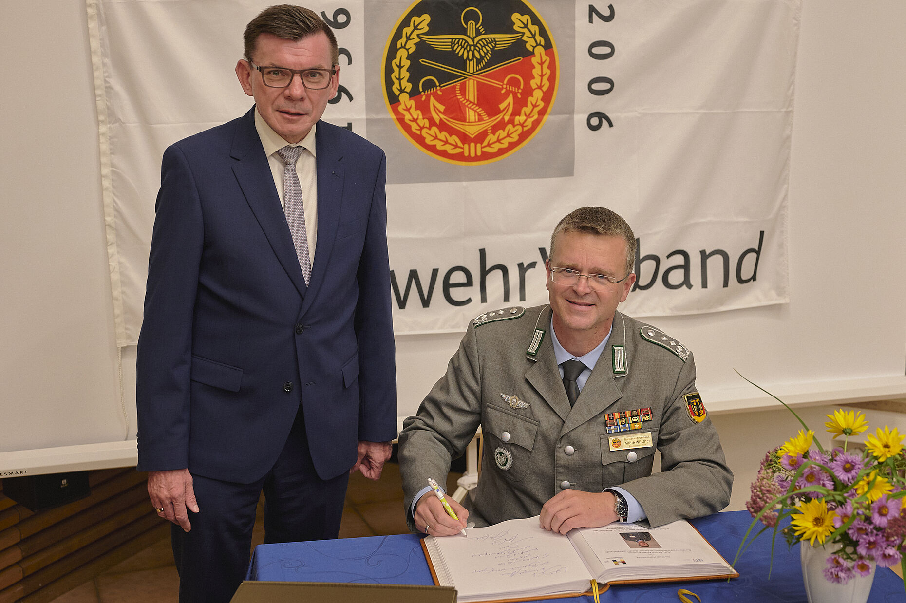 Bundesvorsitzender Oberst André Wüstner trägt sich im Beisein von Bürgermeister Armin Warmuth im „Goldenen Buch" der Stadt ein. Foto: ik