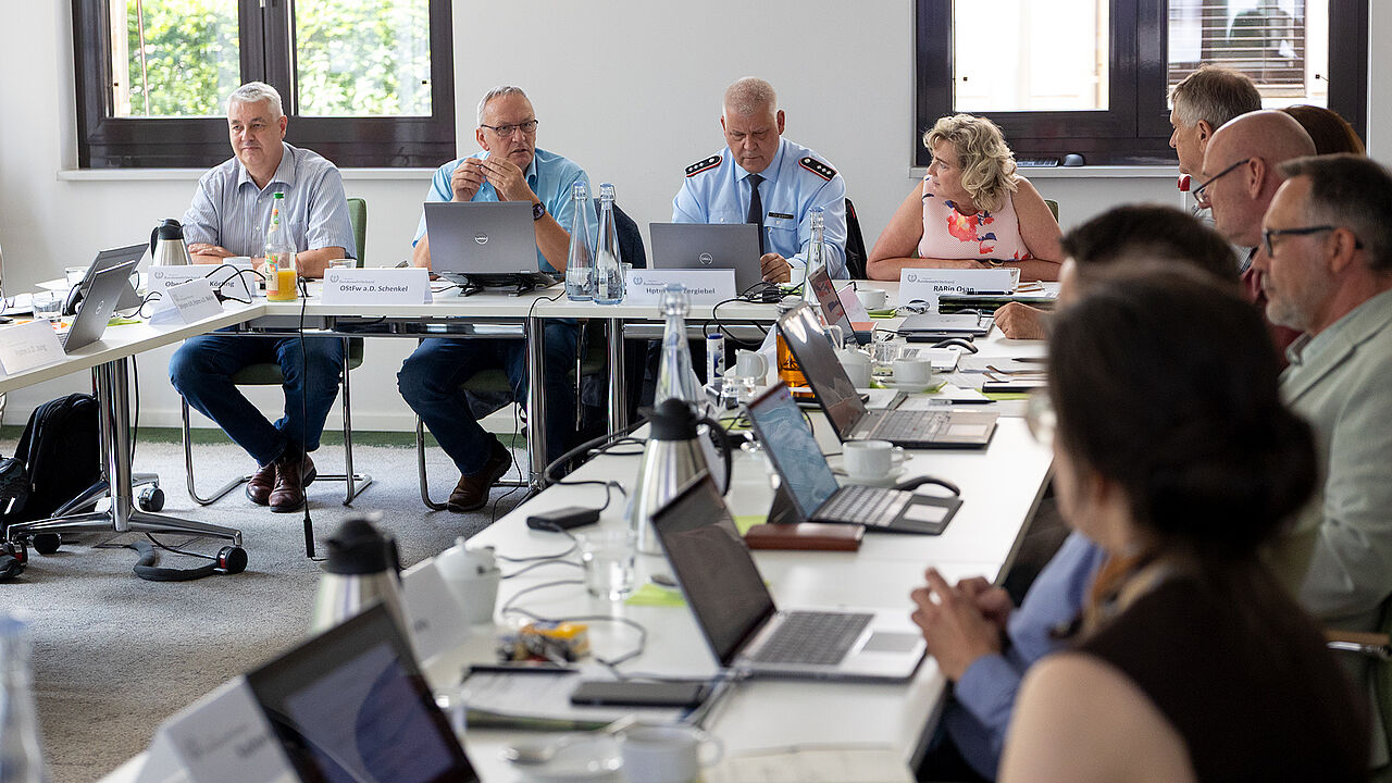 Zur Tagung der AG V in Berlin trafen sich zentrale akteure aus dem Bundesvorstand, den Landesverbänden, dem Sozialdienst der Bundeswehr und dem Bundesverwaltungsamt. Foto: DBwV/Yann Bombeke