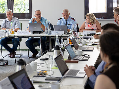Zur Tagung der AG V in Berlin trafen sich zentrale akteure aus dem Bundesvorstand, den Landesverbänden, dem Sozialdienst der Bundeswehr und dem Bundesverwaltungsamt. Foto: DBwV/Yann Bombeke