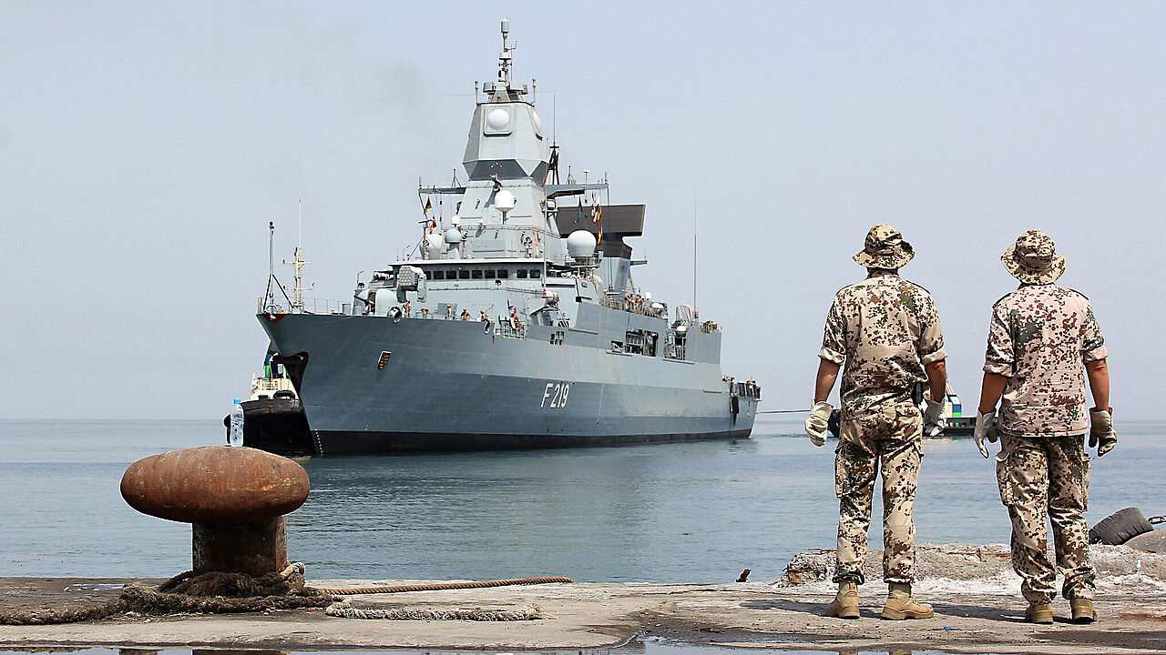 Einsatz zur See: Die Bundeswehr beteiligt sich an der Mission Atalanta am Horn von Afrika zur Abwehr der Piraterie. Foto: Bundeswehr/FK Wolff