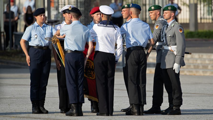 Auf welche Traditionen dürfen sich diese jungen Soldatinnen und Soldaten der Bundeswehr berufen, wer ist ein Vorbild und wer nicht? Geregelt ist das im seit 2018 gültigen neuen Traditionserlass der Bundeswehr. Foto: Bundeswehr/Jörg Hüttenhölscher