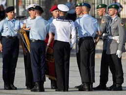 Auf welche Traditionen dürfen sich diese jungen Soldatinnen und Soldaten der Bundeswehr berufen, wer ist ein Vorbild und wer nicht? Geregelt ist das im seit 2018 gültigen neuen Traditionserlass der Bundeswehr. Foto: Bundeswehr/Jörg Hüttenhölscher