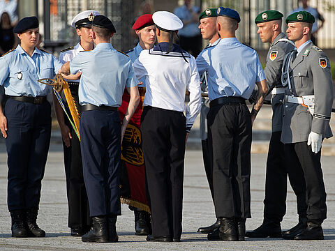 Auf welche Traditionen dürfen sich diese jungen Soldatinnen und Soldaten der Bundeswehr berufen, wer ist ein Vorbild und wer nicht? Geregelt ist das im seit 2018 gültigen neuen Traditionserlass der Bundeswehr. Foto: Bundeswehr/Jörg Hüttenhölscher
