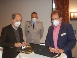v.l.: Ferdinand Hansen und Stabsfeldwebel Michael David mit dem Standortbeauftragten Rüdiger Neser. Foto: DBwV