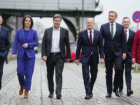 Auf dem Weg zur Vorstellung des Koalitionsvertrages – und zu einer neuen Regierung (v.l.n.r.): Norbert Walter-Borjans, SPD-Bundesvorsitzender, die Grünen-Bundesvorsitzenden Annalena Baerbock und Robert Habeck, SPD-Kanzlerkandidat Olaf Scholz, FDP-Parteivorsitzender Christian Lindner, FDP-Generalsekretär Volker Wissing und die SPD-Bundesvorsitzende Saskia Esken. Foto: picture alliance/dpa | Kay Nietfeld