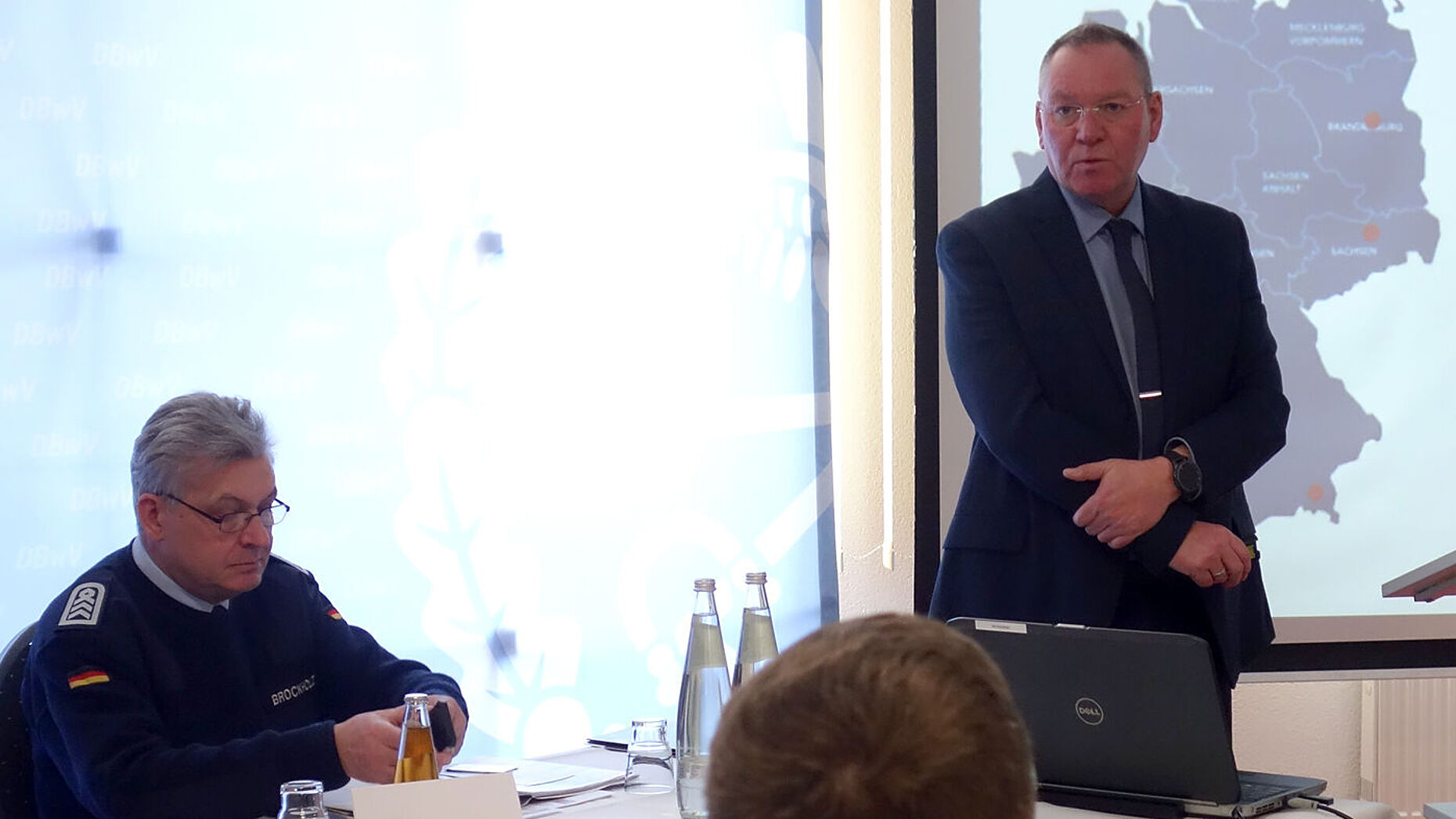 Hauptmann a.D. Uwe Köpsel (r.) stellte die aktuellen verbandspolitischen Schwerpunkte vor. Links im Bild der Bezirksvorsitzende Sachsen-Anhalt, Oberstabsfeldwebel a.D. Oliver Brockholz.  Foto: DBwV/Götze