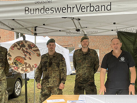 v.l.:  Hauptfeldwebel Alexander Rohr, Stabsunteroffizier FA Jan Hüsig und Stabsfeldwebel Robert Nottelmann vom StOKa-Vorstand sowie Außendienstmitarbeiter Oberstabsfeldwebel a.D. Heiko Gaebler. Foto: DBwV/LV Nord