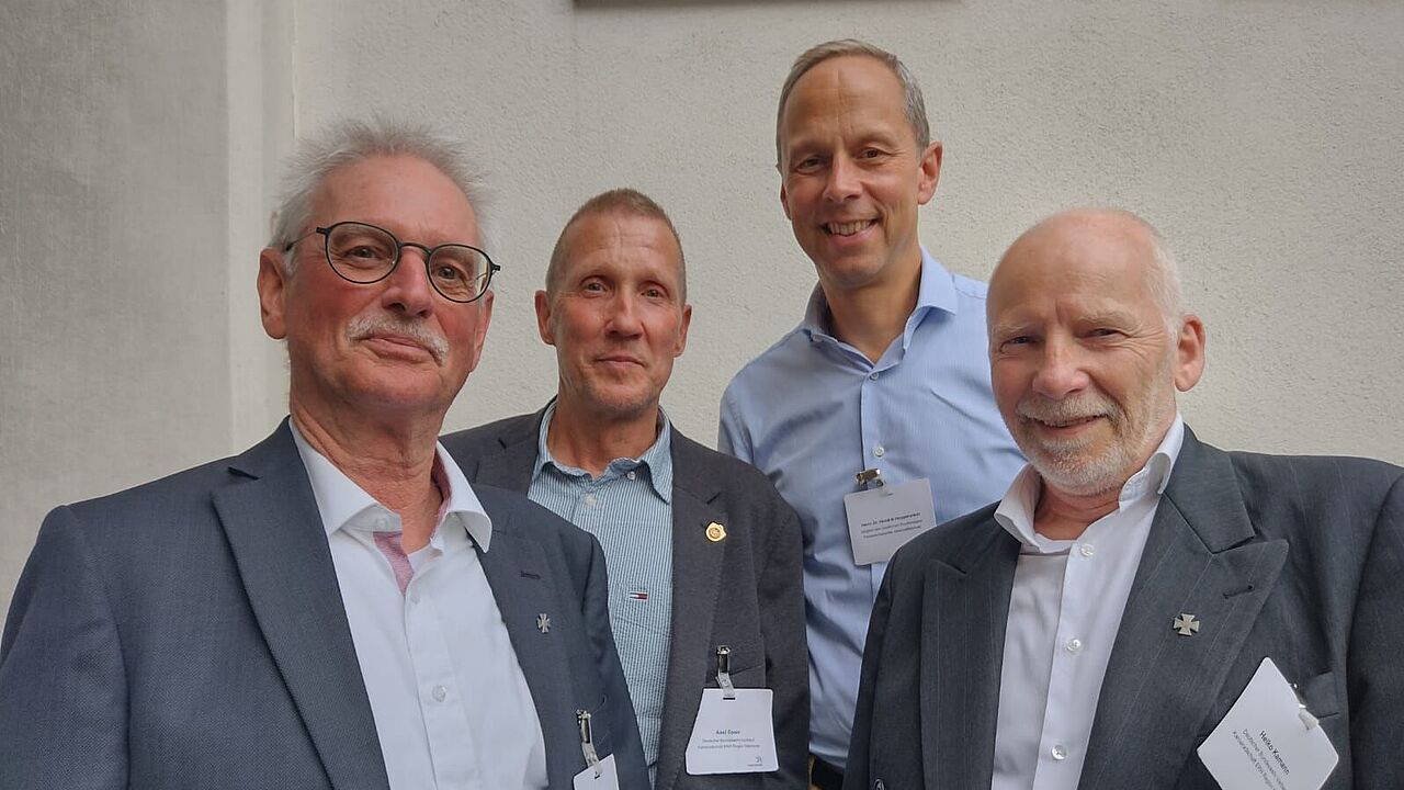Stabsfeldwebel a.D. Andreas Priesemann (von links), Oberstabsfeldwebel a.D. Axel Speer, Oberstleutnant d.R. Dr. Hendrik Hoppenstedt (CDU) und Oberstabsfeldwebel a.D. Heiko Kamann. 