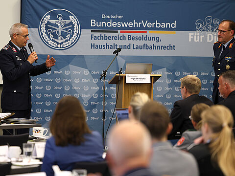 Bei der S1-Tagung des DBwV in Bad Honnef: Oberstleutnant i.G. Dr. Detlef Brandenstein (l.) und Brigadegeneral Frank Reiland, Abteilungsleiter BAPersBw Abt. II. Foto: DBwV/Yann Bombeke