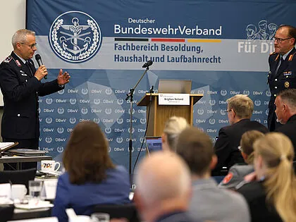 Bei der S1-Tagung des DBwV in Bad Honnef: Oberstleutnant i.G. Dr. Detlef Brandenstein (l.) und Brigadegeneral Frank Reiland, Abteilungsleiter BAPersBw Abt. II. Foto: DBwV/Yann Bombeke