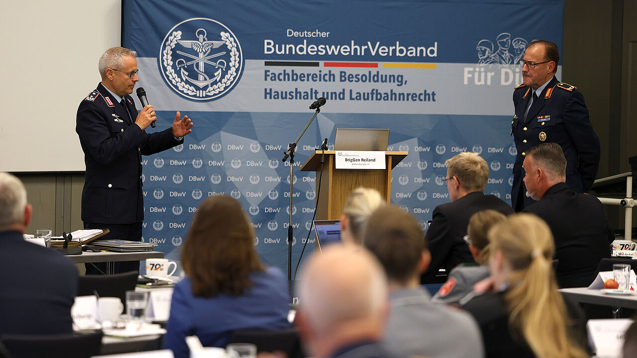 Bei der S1-Tagung des DBwV in Bad Honnef: Oberstleutnant i.G. Dr. Detlef Brandenstein (l.) und Brigadegeneral Frank Reiland, Abteilungsleiter BAPersBw Abt. II. Foto: DBwV/Yann Bombeke