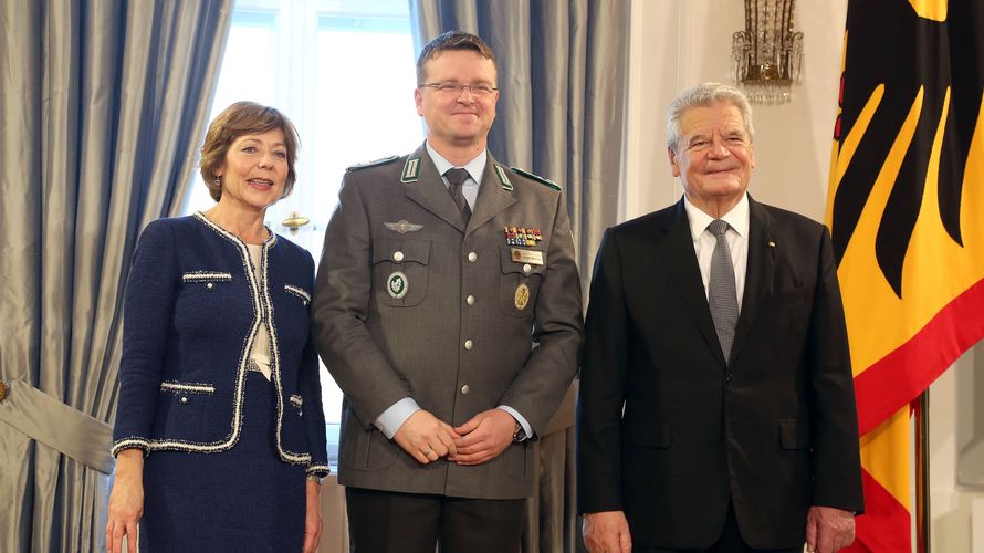 Der DBwV-Bundesvorsitzende André Wüstner (Mitte) mit Bundespräsident Joachim Gauck und dessen Lebensgefährtin Daniela Schadt Foto: Bildschön