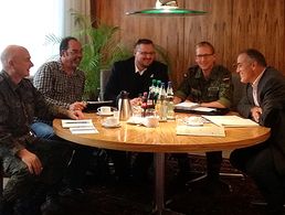 (v.r.): Oberst Michael Hoppen, Stabshauptmann Klaus Vanselo, Hauptmann Sven Loik, Oberstleutnant Frank Schikorra und Oberstabsfeldwebel Jürgen Görlich. Foto: DBwV