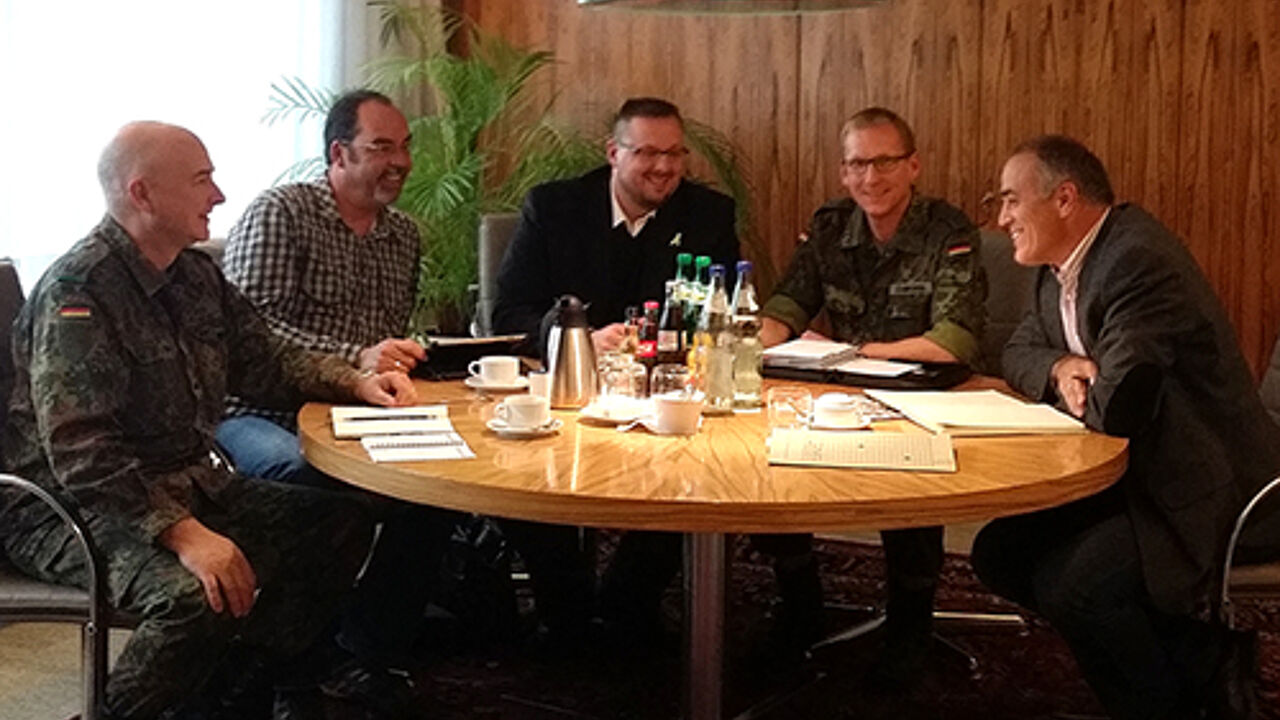 (v.r.): Oberst Michael Hoppen, Stabshauptmann Klaus Vanselo, Hauptmann Sven Loik, Oberstleutnant Frank Schikorra und Oberstabsfeldwebel Jürgen Görlich. Foto: DBwV