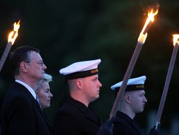 Soldaten des Wachbataillons halten Fackeln bei der Serenade zur Verabschiedung des Wehrbeauftragten des Bundestags, Hellmut Königshaus (l, FDP), mit Verteidigungsministerin Ursula von der Leyen (CDU) am 19.05.2015 im Bundesverteidigungsministerium in Berl