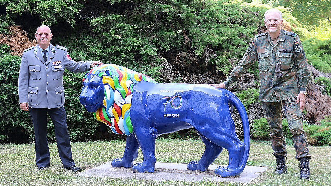 Oberstleutnant Lutz Meier tauschte sich mit dem Stellvertretenden Kommandeur und Chef des Stabes Landeskommando Hessen, Oberst Siegfried Zeyer, beim Antrittsbesuch aus. Foto: DBwV