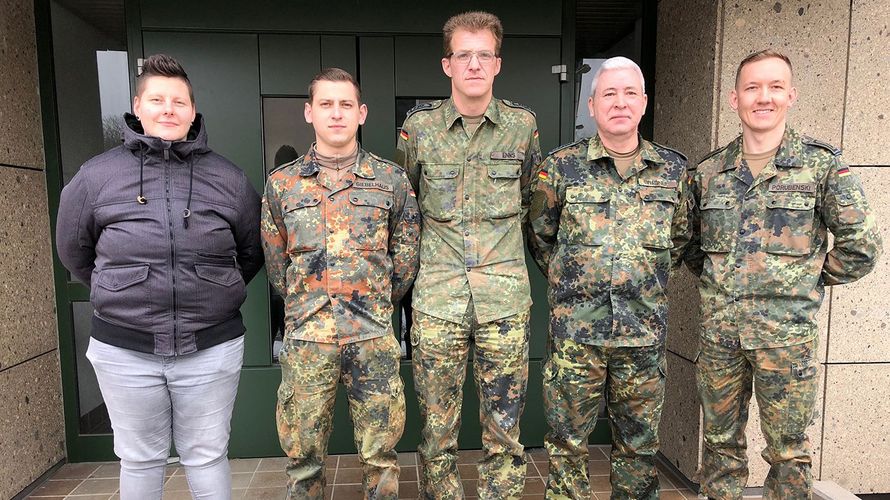 Stabsfeldwebel Willi Enns (Mitte) freut es, dass mit Arbeitnehmerin Lydia Steffens (l.) auch eine zivile Mitarbeiterin im Vorstand vertreten ist Foto: DBwV/Zenz