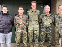 Stabsfeldwebel Willi Enns (Mitte) freut es, dass mit Arbeitnehmerin Lydia Steffens (l.) auch eine zivile Mitarbeiterin im Vorstand vertreten ist Foto: DBwV/Zenz