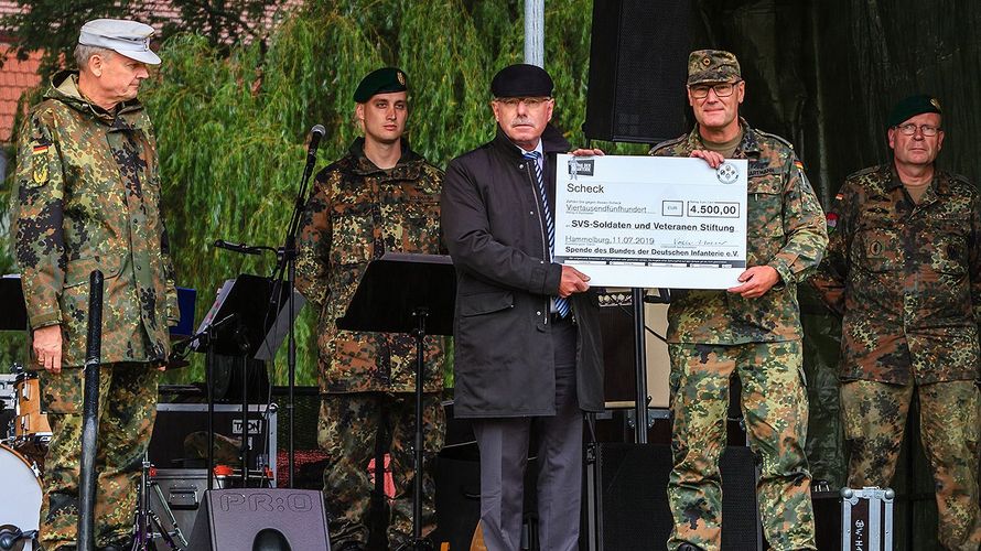 Mit dem symbolischen Scheck: Brigadegeneral Michael Matz (v. l.), Generalleutnant a.D. Volker Halbauer und Hauptmann Oliver Hartmann. Foto: Schleicher