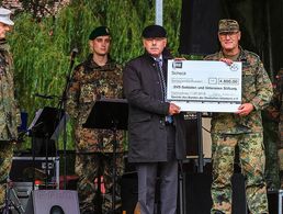 Mit dem symbolischen Scheck: Brigadegeneral Michael Matz (v. l.), Generalleutnant a.D. Volker Halbauer und Hauptmann Oliver Hartmann. Foto: Schleicher