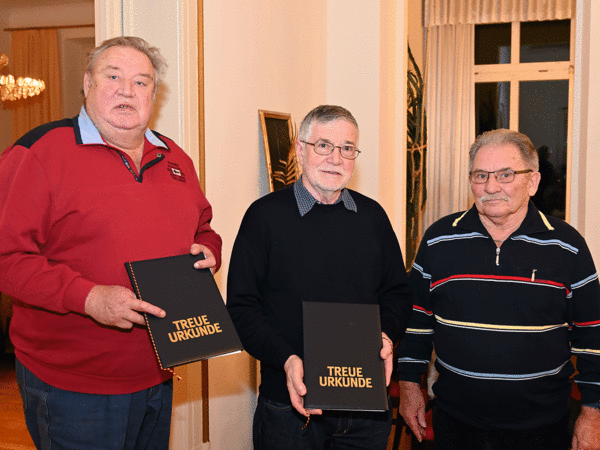 Stabsfeldwebel a.D. Rainer Kühn und Hauptfeldwebel a.D. Friedhelm Schwarz wurden  für ihre 50-jährige Treue zum DBwV geehrt. Foto: DBwV/Kaminisky