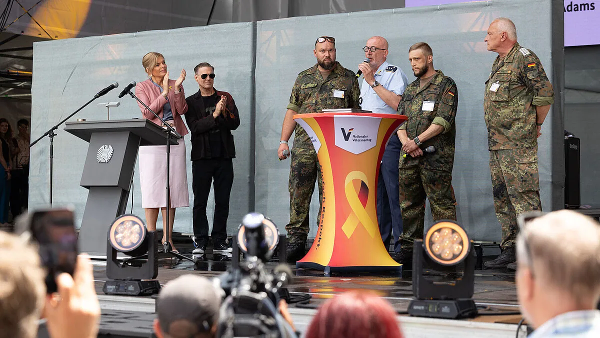 Den Veteranen gehörte bei der Zentralveranstaltung die große Bühne in Berlin - und der Applaus von Bundestagspräsidentin Julia Klöckner und Rockstar Bryan Adams. Foto: DBwV/Yann Bombeke